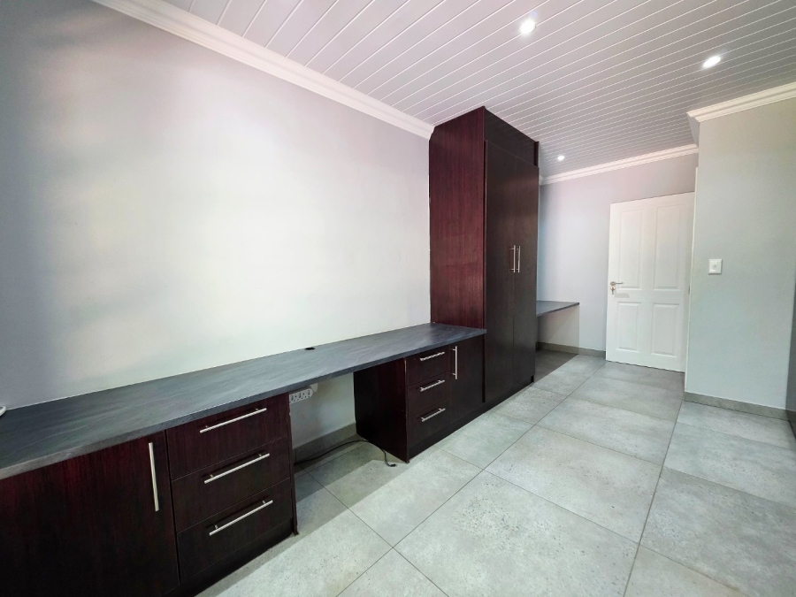 5 Bedroom Property for Sale in Langenhovenpark Free State